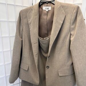 Le Suit Women's Beige Two-piece Skirt Suit